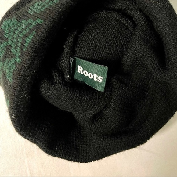 Roots Sun Valley Winter Unisex Pom Pom Winter Beanie Hat - Picture 4 of 5